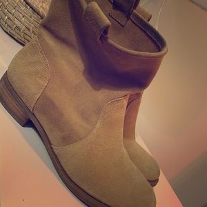Suede tan BCBG boots